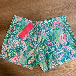 NWT Lilly Pulitzer ocean view shorts. AquA la vista print. Size small.